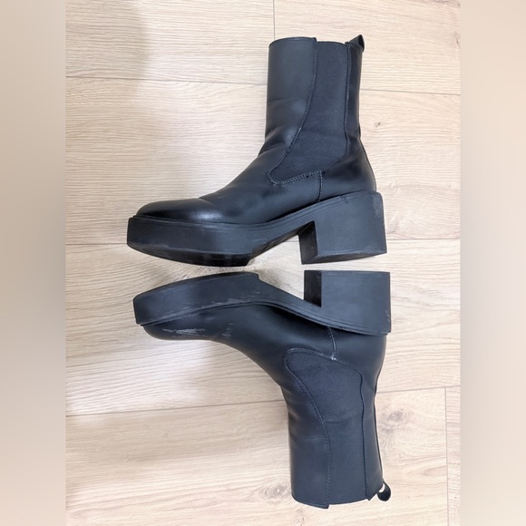 Nine West size 9 Black faux leather platform lug sole Chelsea ankle Boots - Picture 2 of 7